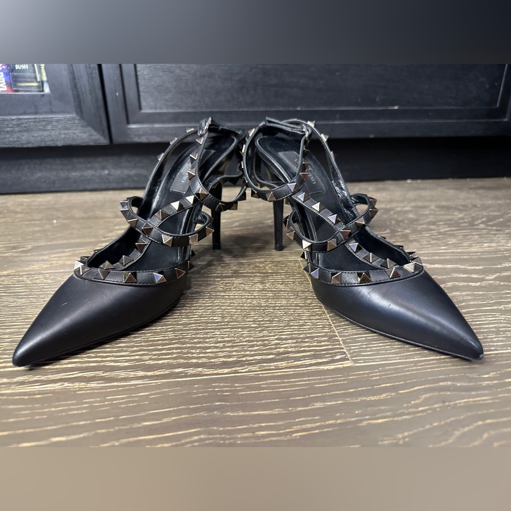 VALENTINO GARAVANI | Noir Rockstud Pointed Toe Heels | Size 38 - Picture 11 of 13